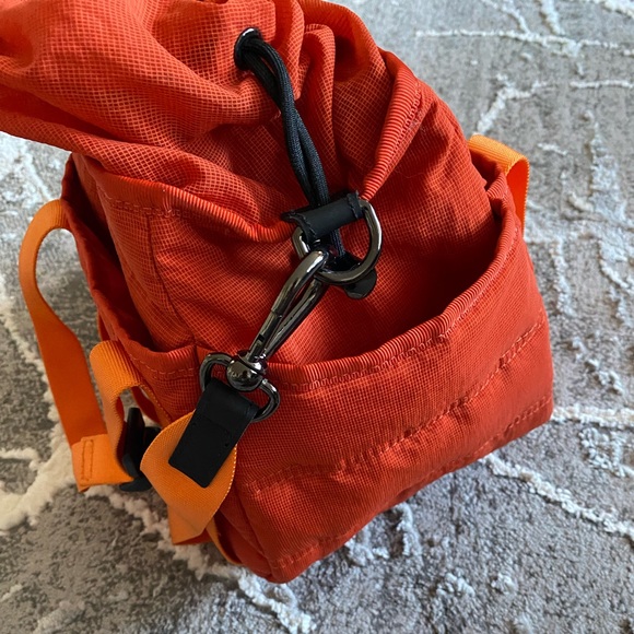 COPY - Lululemon Dash All Day Bucket Bag - Picture 6 of 9